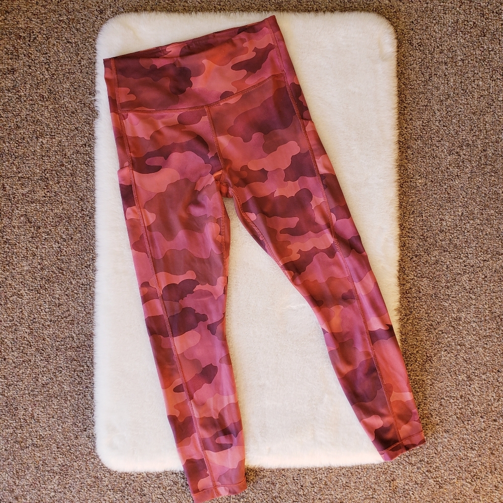 Athleta Ultimate Stash Pocket Printed 7/8 Tight Leggings Red Pink Camo Small - Picture 3 of 16